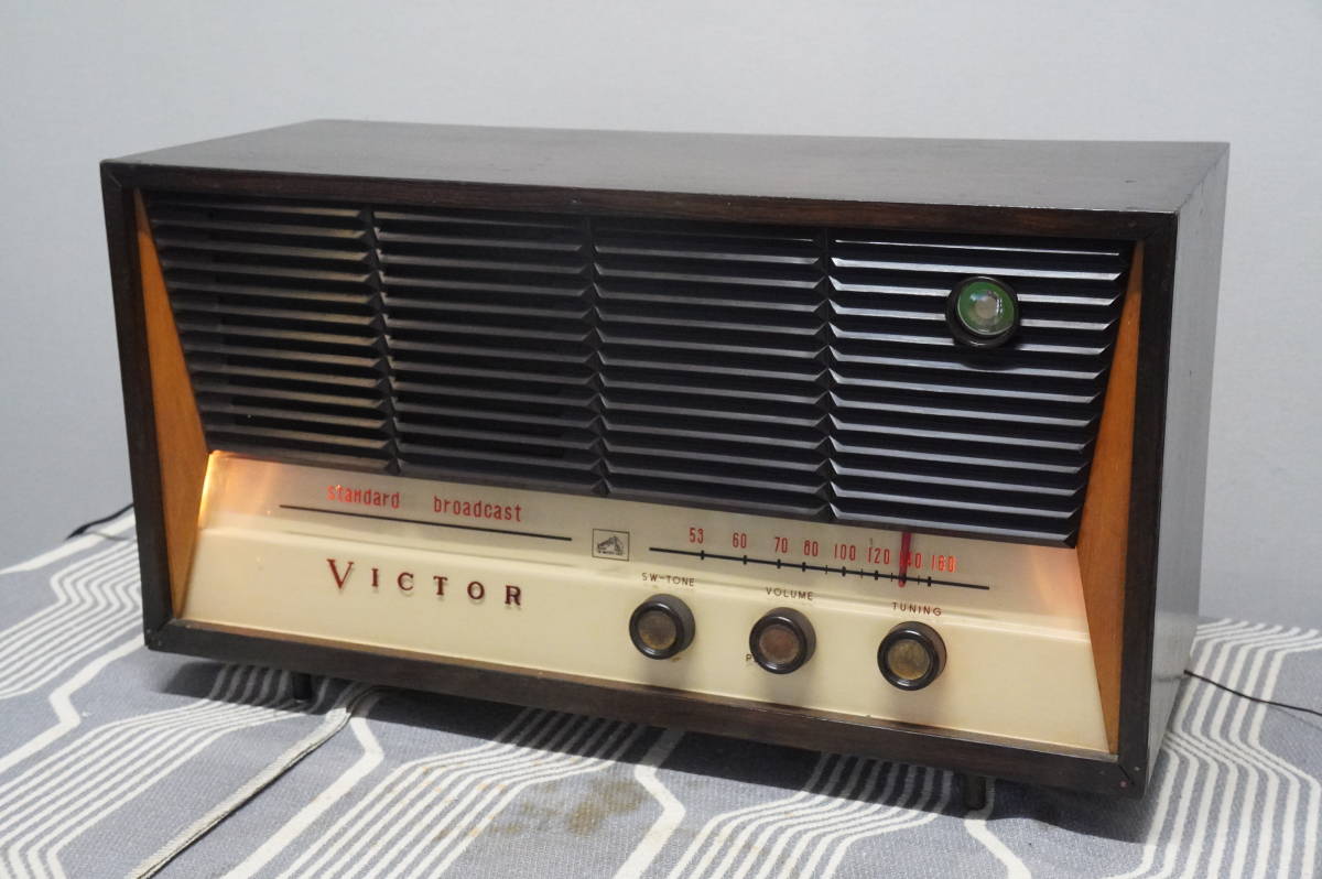 A high quality view of the same vintage radio.